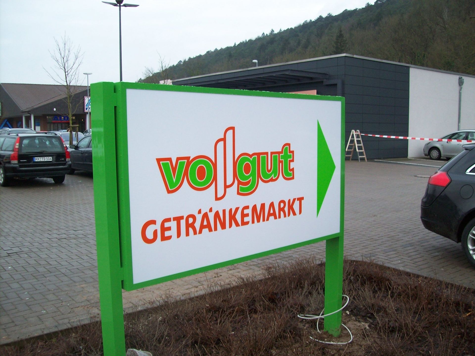 Ein grün-weißes Schild mit der Aufschrift „Vollgut Getränkemarkt“