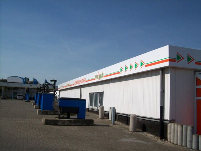 Ein weißes Gebäude mit Pfeilen, die nach links und rechts zeigen