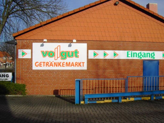 Ein Schild an der Seite eines Gebäudes sagt Volgut Getränkemarkt