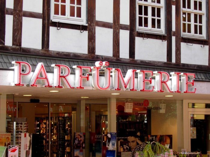 Eine Ladenfront mit einem Schild mit der Aufschrift „Parfumerie“