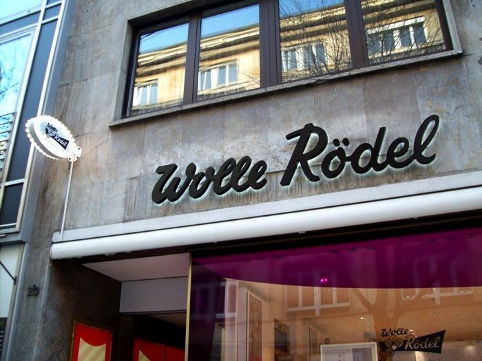 Eine Ladenfront mit dem Namen Welle Rodel darauf