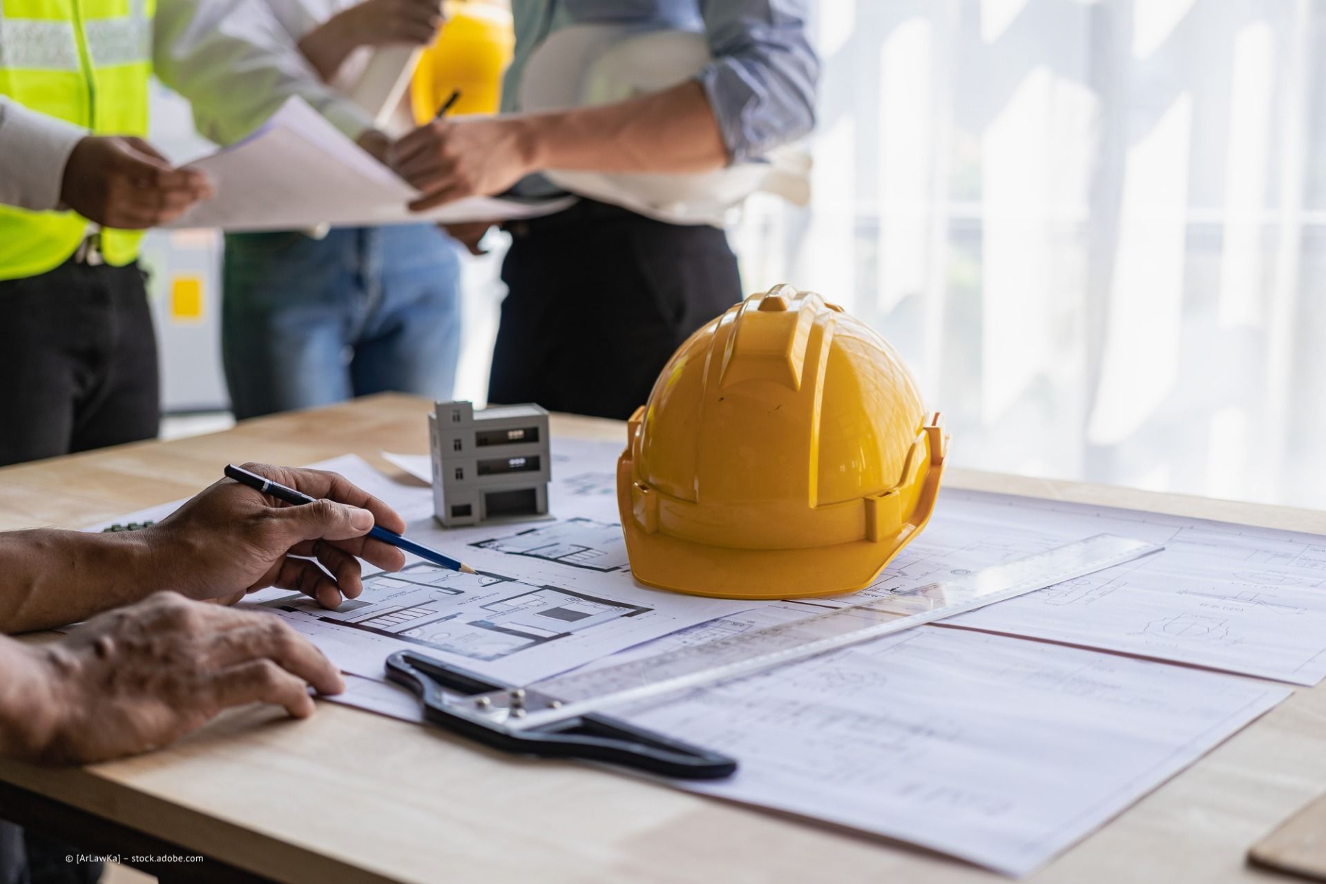 Bild von Tisch mit Helm