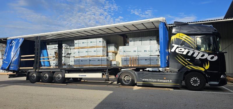 Vue latérale d'un chargement d'un camion poids lourd