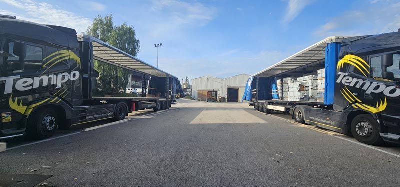 Chargement de deux poids lourd par le côté