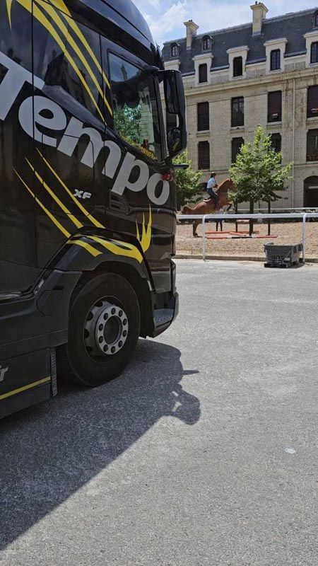 Camion de livraison devant une école d'équitation