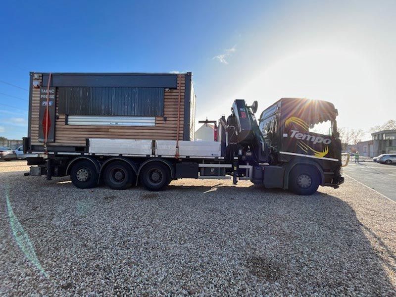 Porteur poids lourd qui transporte un préfabriqué 