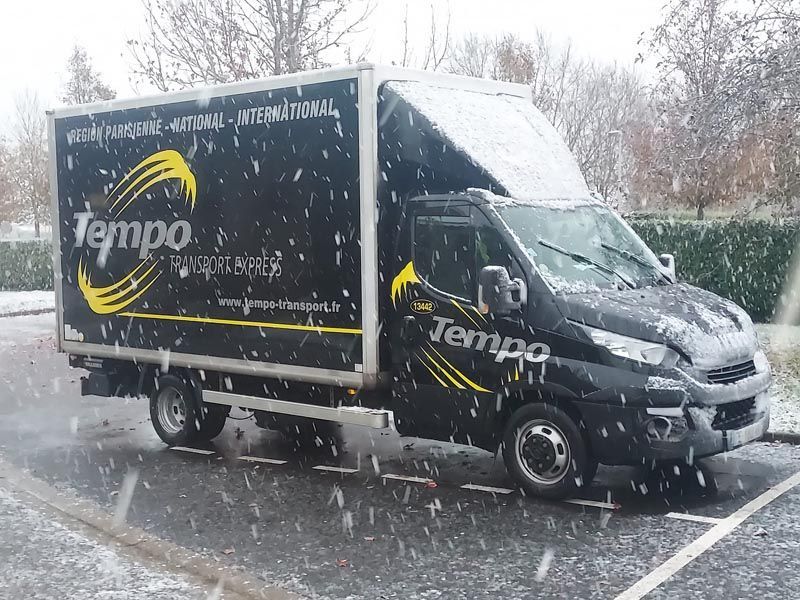 Fourgon de livraison sous la neige