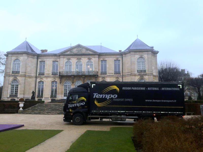 Poids lourd stationné devant une grande propriété 