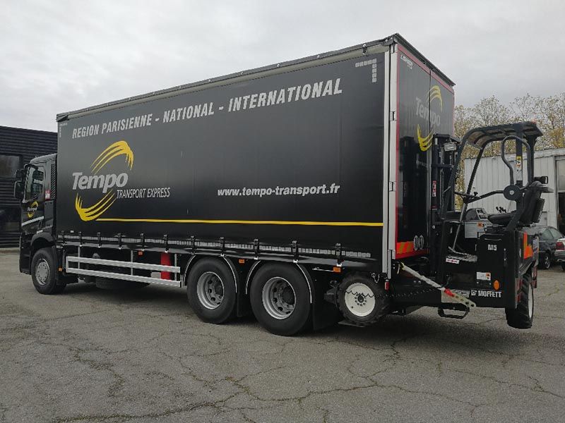 Camion poids lourd avec un chariot intégré à l'arrière