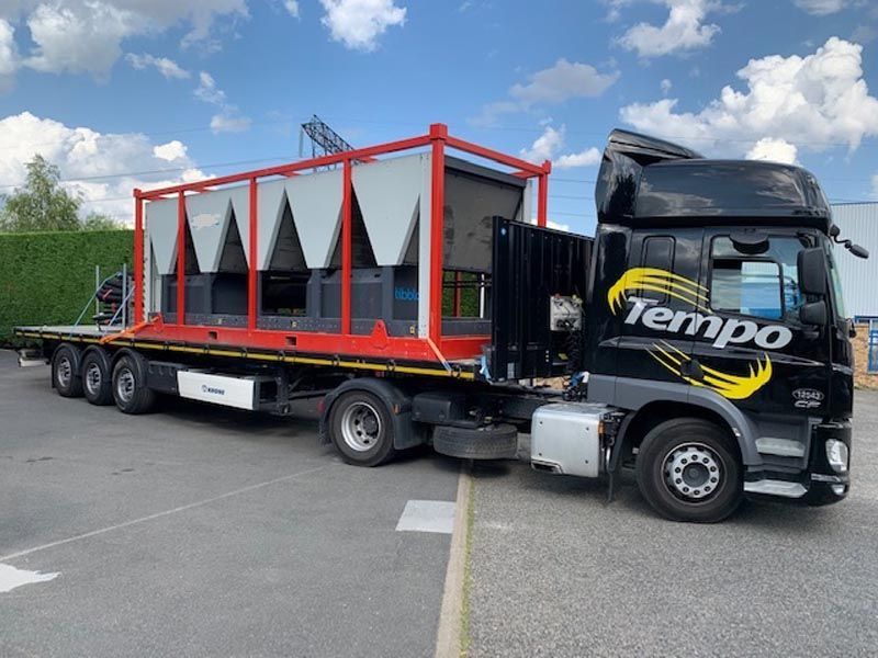 Camion à plateau qui transporte un groupe frigorifique
