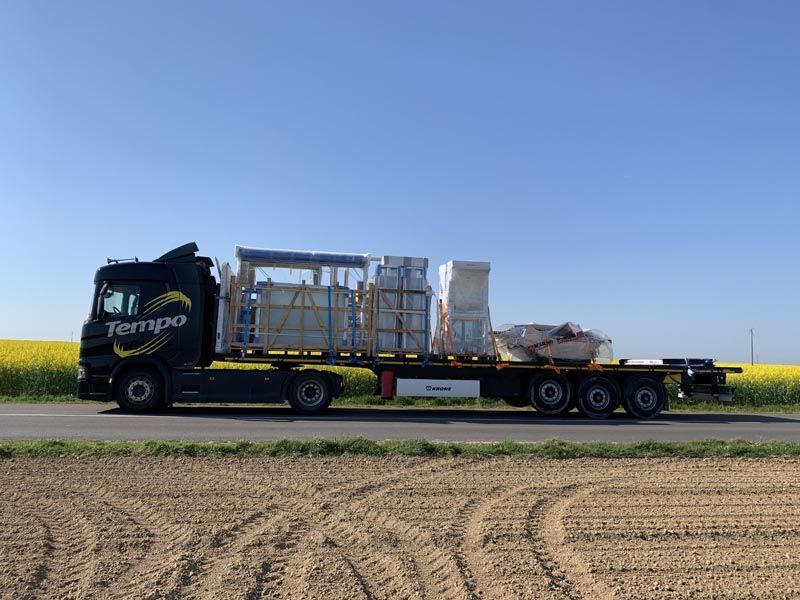 Porteur poids lourd qui porte une grosse cargaison