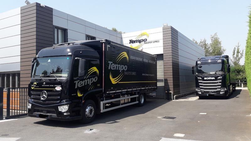 Deux porteurs poids lourds qui sortent de notre entrepôt