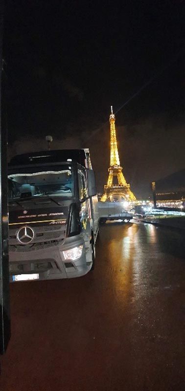 Un de nos porteurs poids lourd avec la tour Eiffel en arrière plan