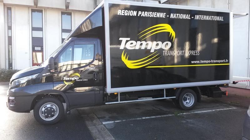 Un de nos fourgons avec hayon vu de gauche