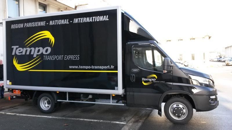 Un de nos fourgons avec hayon vu de droite