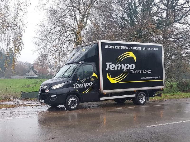 Gros fourgon de livraison garé sur le bas-côté d'une route 