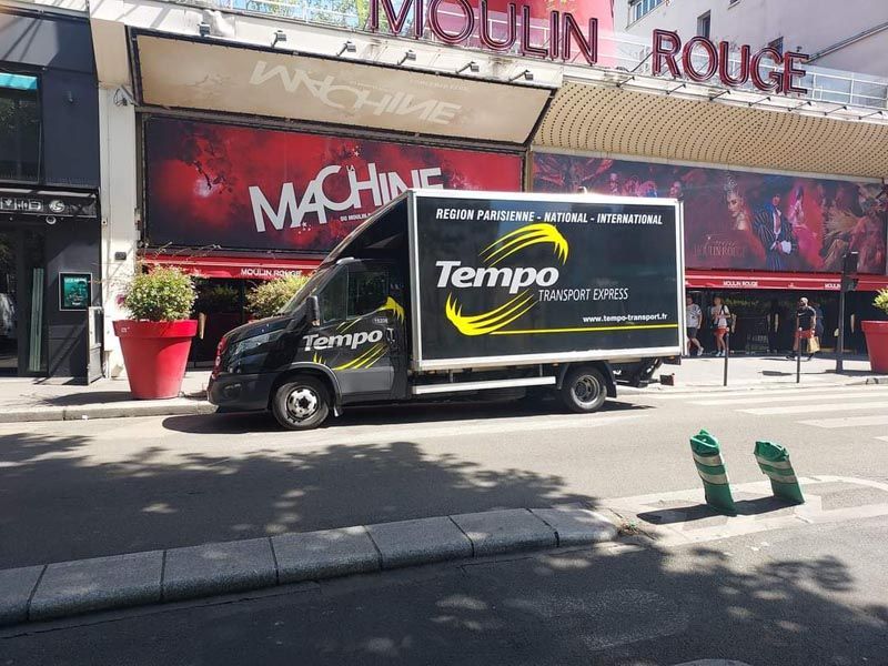 Livraison de stock dans un grand magasin en fourgon