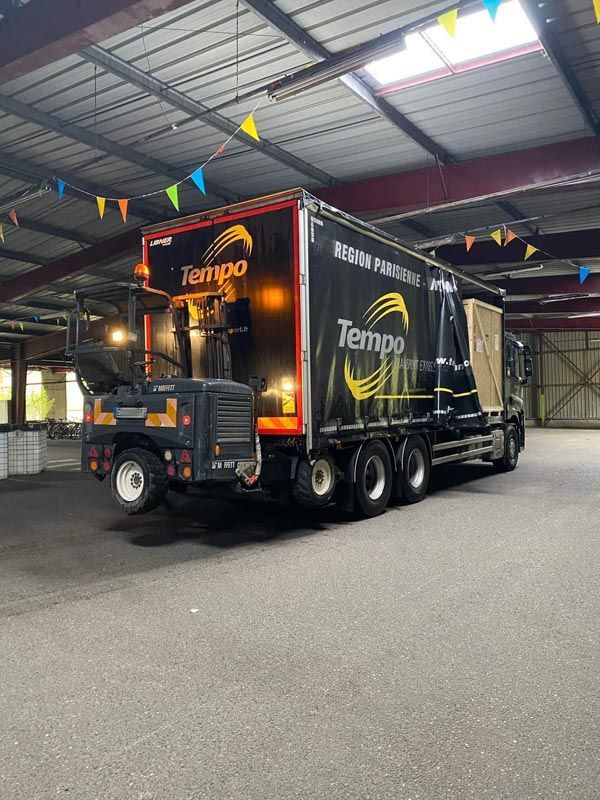 Camion poids lourd avec un chariot intégré