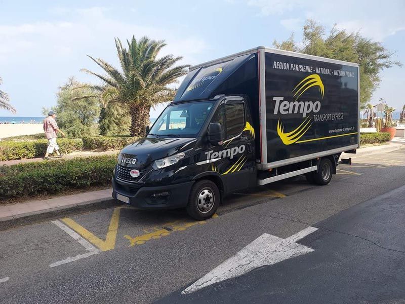 Un de nos fourgons à côté de la plage