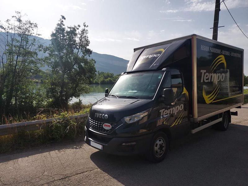 Un de nos fourgons à côté de montagnes