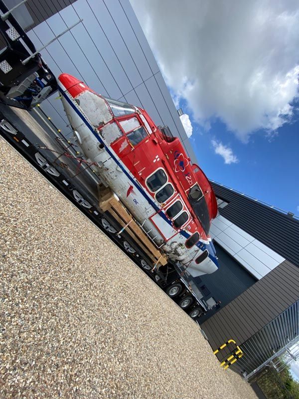 Transport d'un hélicoptère accidenté sur un camion à plateau