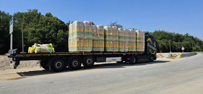 Camion poids lourd avec plateau avec des palettes sanglées