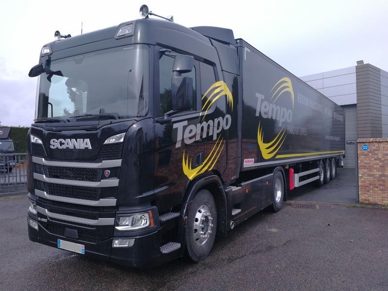 Porteur poids lourd vu de trois quart face