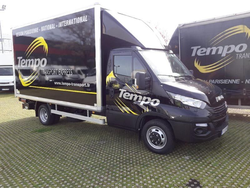 Deux fourgons à hayon stationnés sur un parking