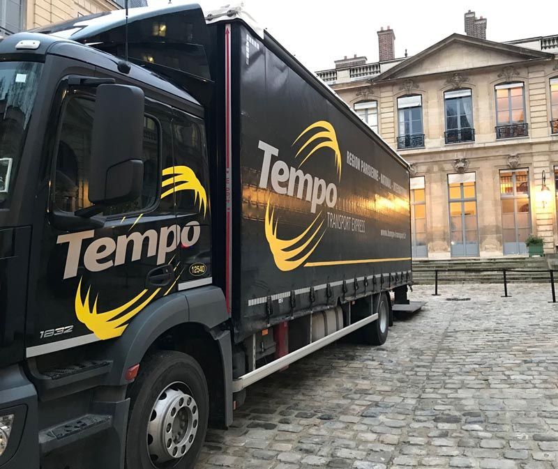 Un porteur poids lourd garé sur une grande place pavée