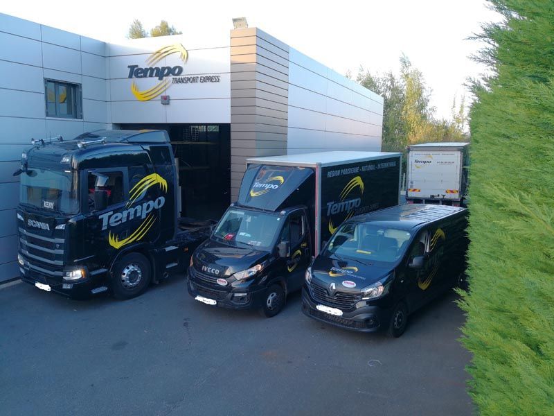 Une partie de notre flotte de véhicule avec un poids lourd, un fourgon et un van 