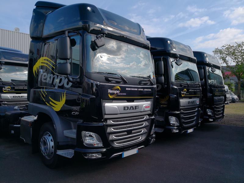 Deux porteurs poids lourds garés à l'entrée de notre entrepot