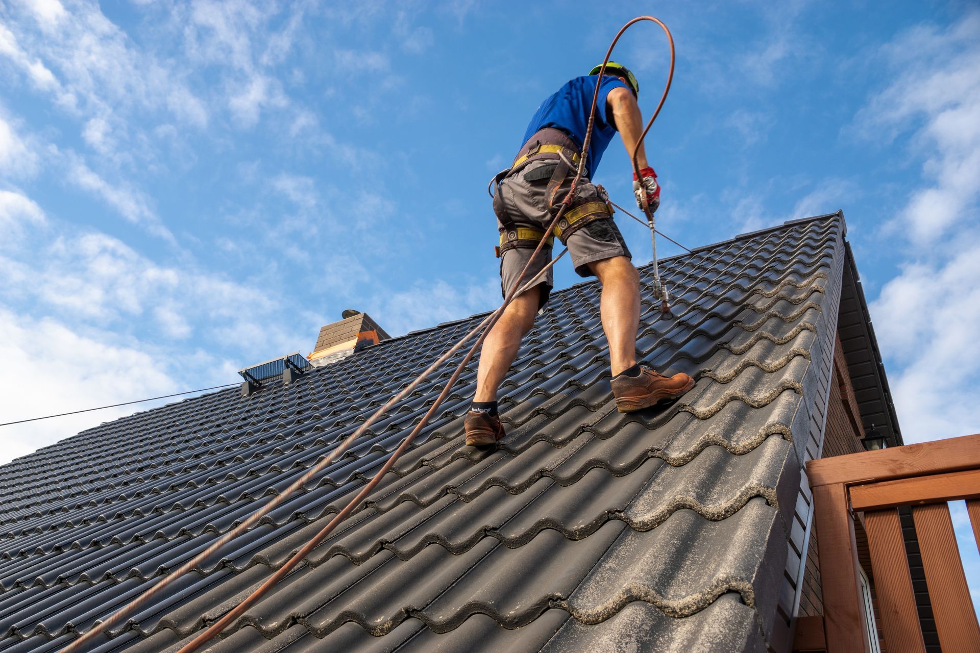 Professionnel sur un toit pour nettoyage