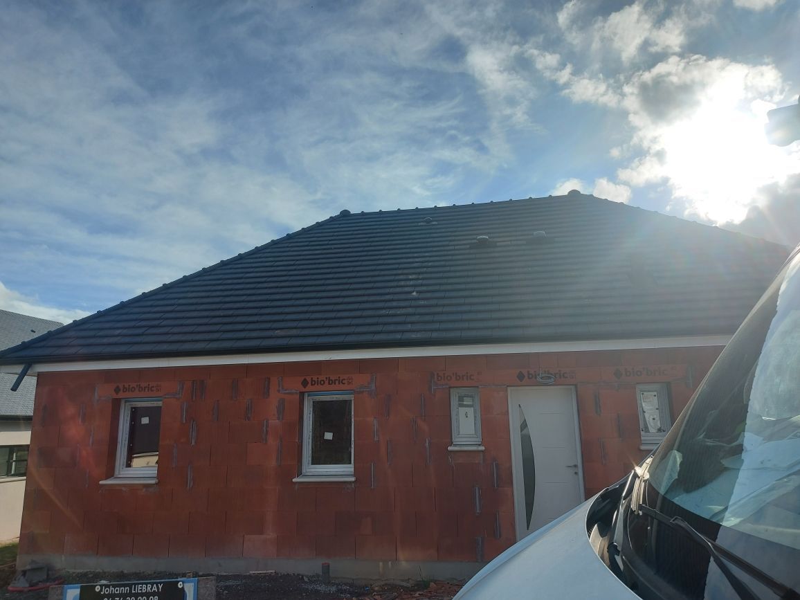 Toiture en ardoise d'une maison en construction