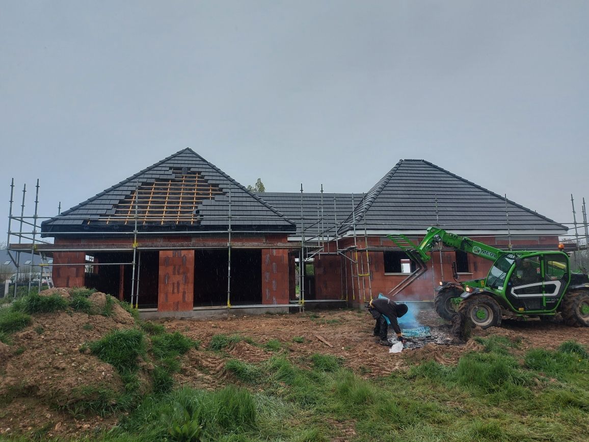Travaux de toiture avec trou