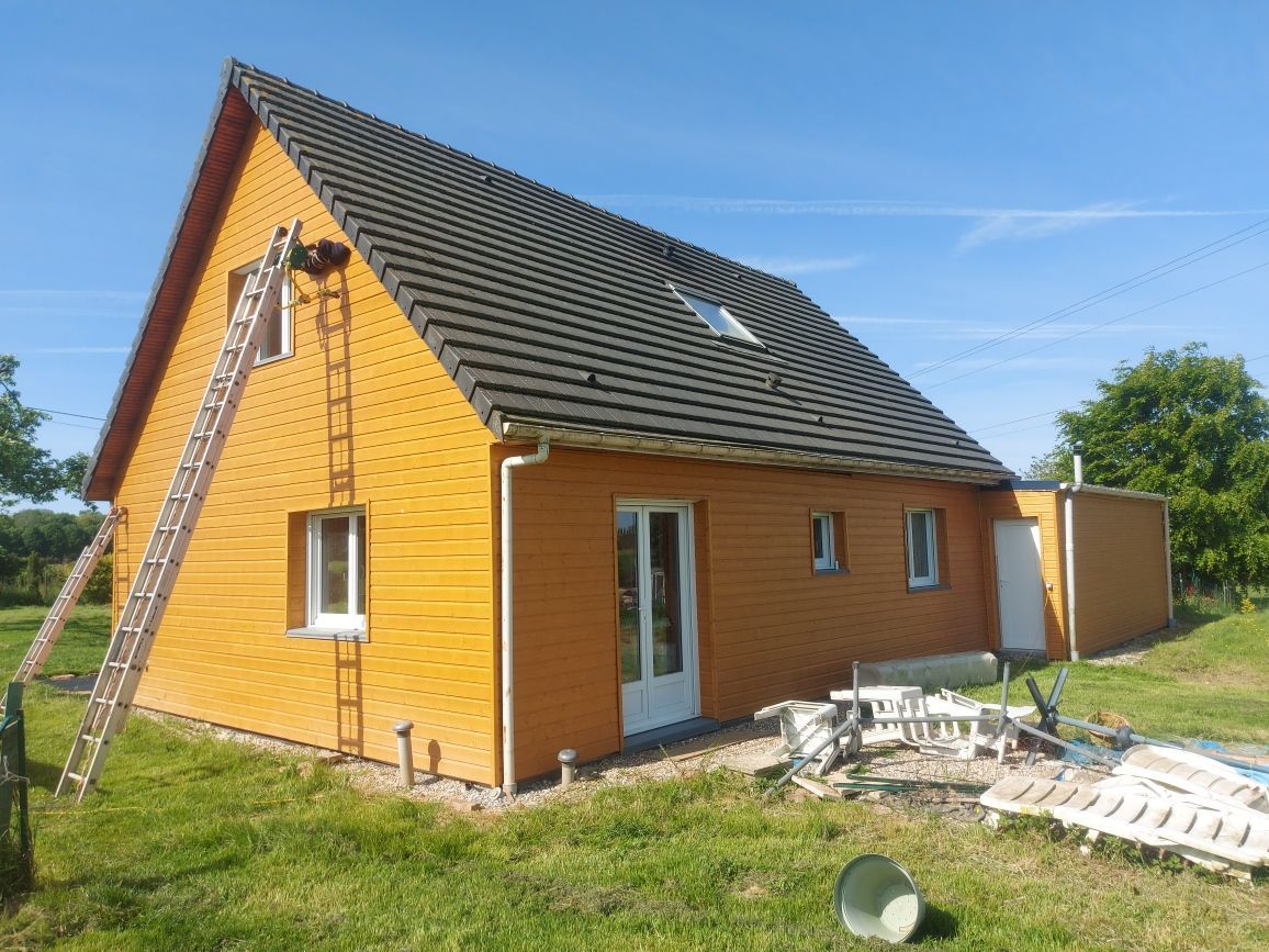 Toiture ardoise avec maison aux façades jaunes