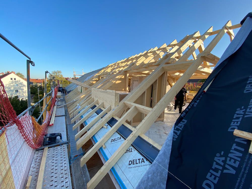 Das Dach eines Gebäudes wird mit Holzbalken gebaut.