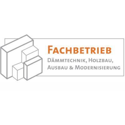 Logo für Fachbetrieb, ein deutsches Unternehmen. Es besteht aus einem orangefarbenen „FACHBETRIEB“-Text mit Servicebeschreibungen darunter und einer isometrischen Anordnung grauer Bausteine.