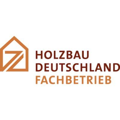 Logo für Holzbau Deutschland Fachbetrieb mit einer stilisierten Hausumrisslinie mit einem „Z“ darin, in Braun- und Orangetönen.
