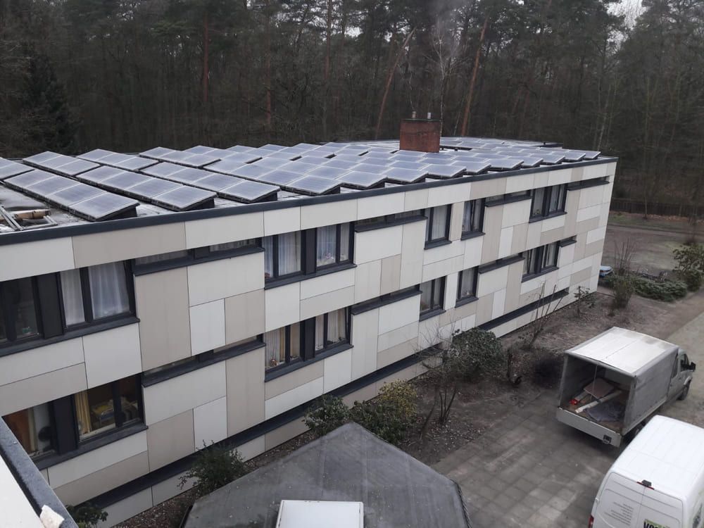 Ein Gebäude mit vielen Solarmodulen auf dem Dach