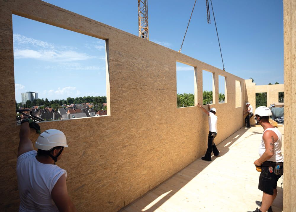 Eine Gruppe von Bauarbeitern arbeitet an einer Mauer