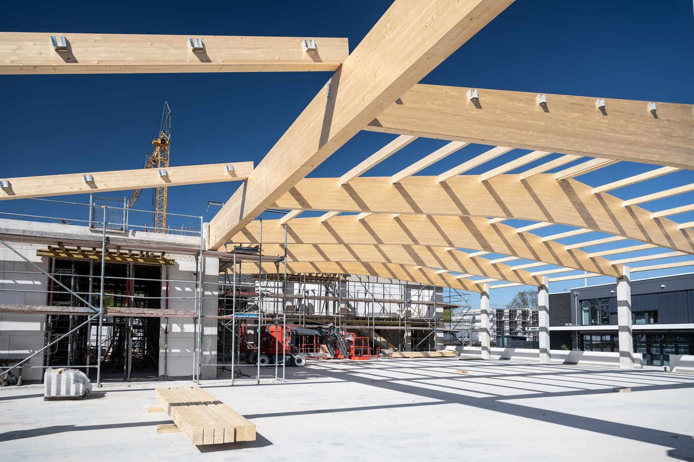 Es wird ein großes Gebäude mit Holzbalken gebaut.