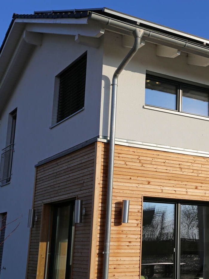 Ein Haus mit einer Dachrinne an der Seite