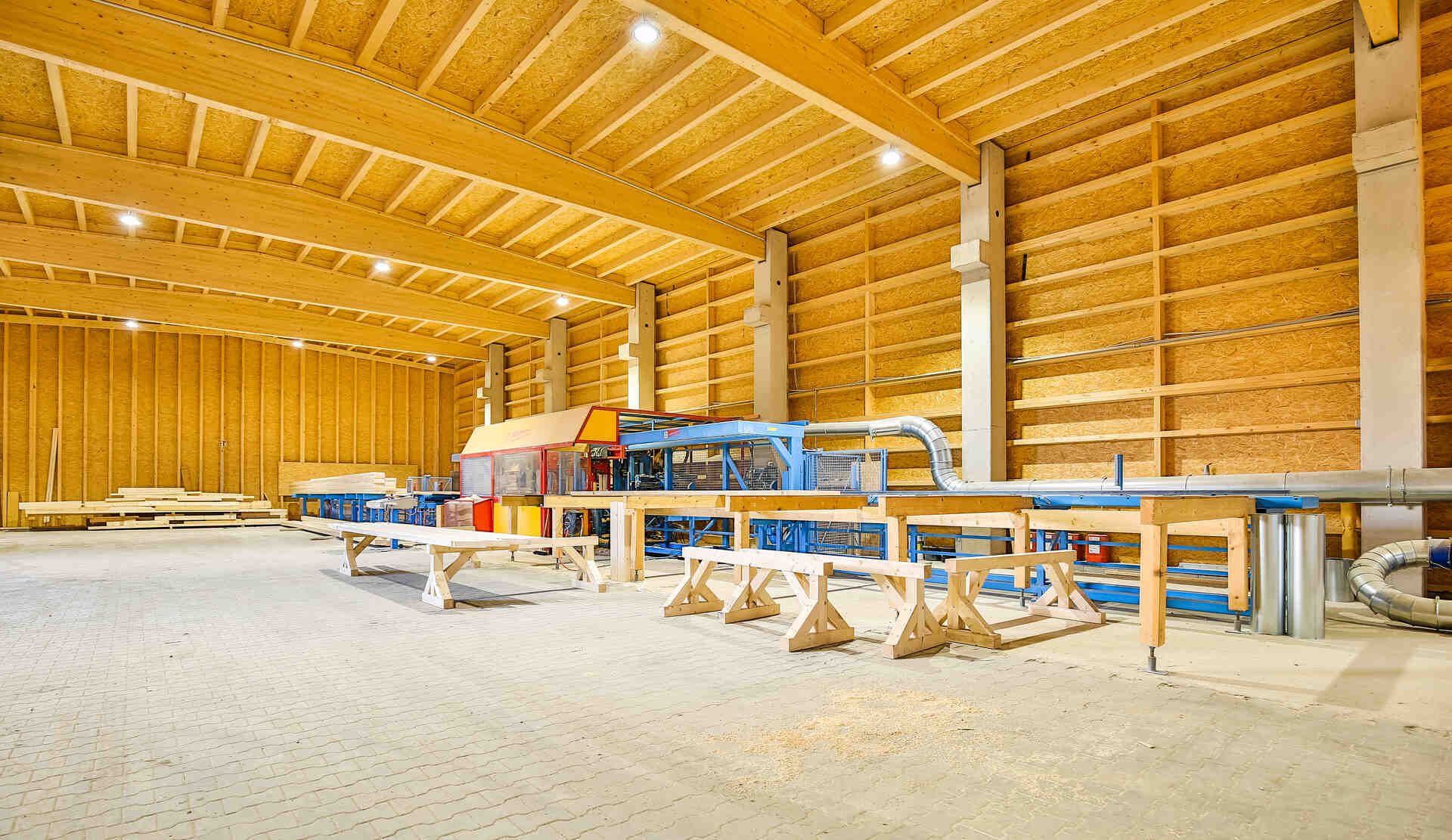 Ein großes Lagerhaus aus Holz mit vielen Maschinen darin.