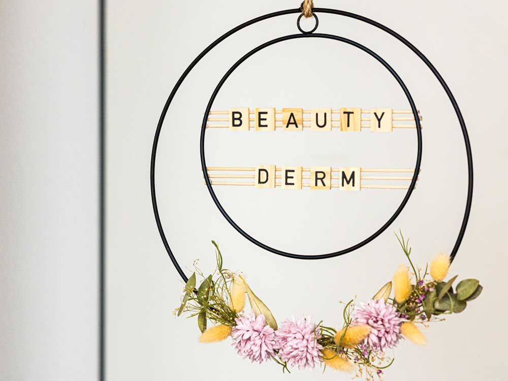 Ein Bild mit dem Namen vom Institut hängt an der Wand