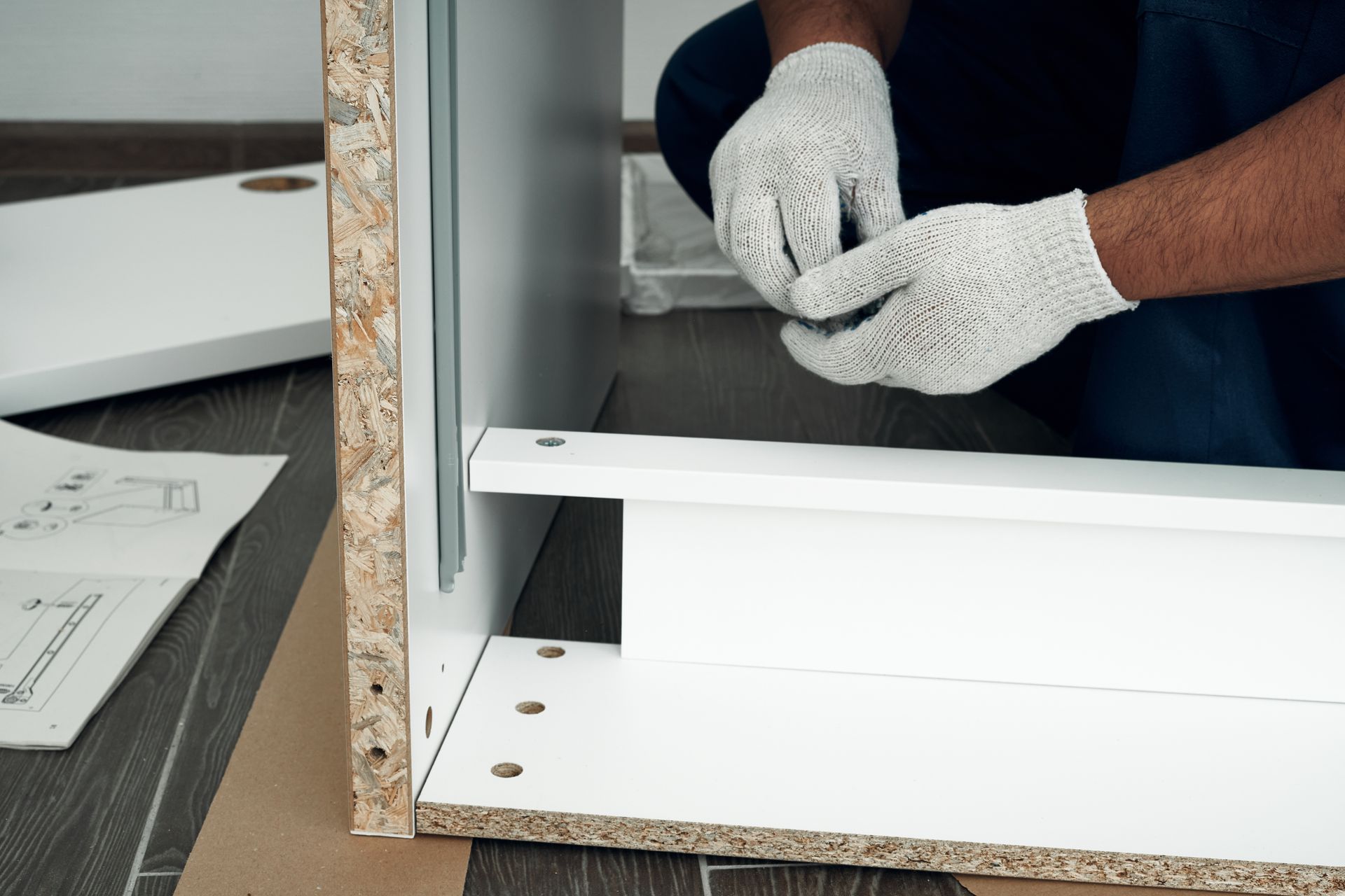 Die Küche wird renoviert, die Wände sind freigelegt, die Fliesen teilweise noch intakt, Bauschutt liegt auf dem Boden.