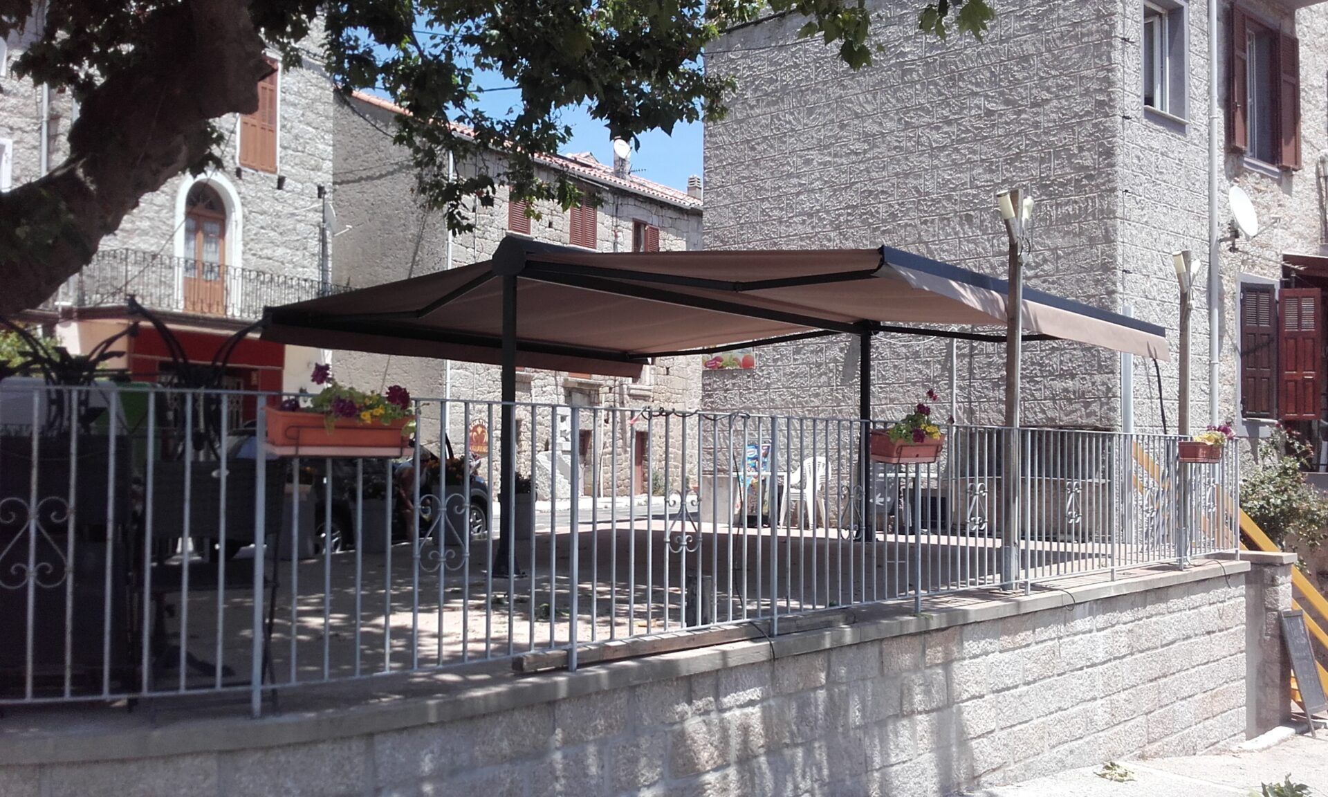 Un store double pentes et une barrière.