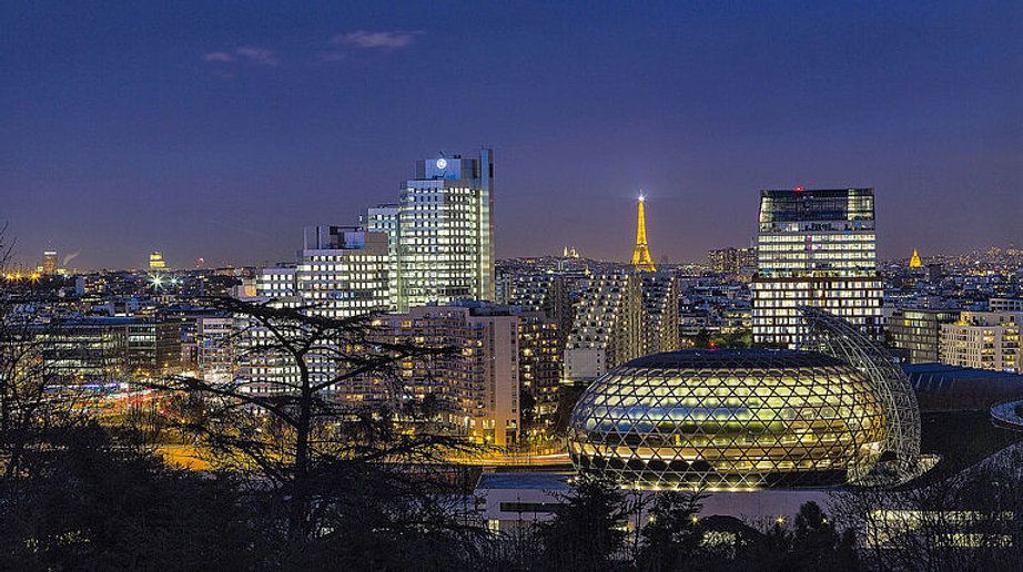 Des grands bâtiments illuminés.