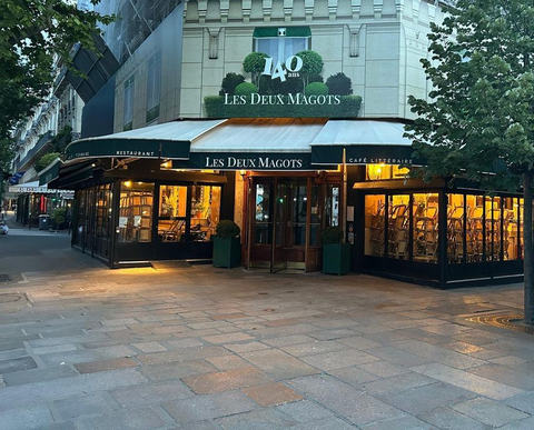 Un bistrot avec un store vert.