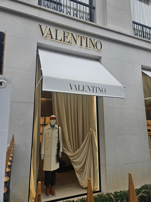 Un store blanc Valentino.