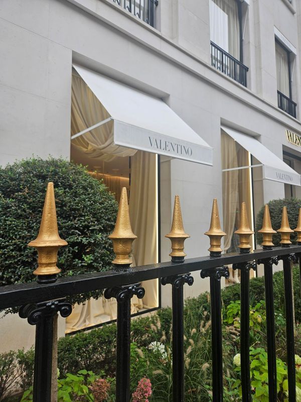 Des stores blancs Valentino.